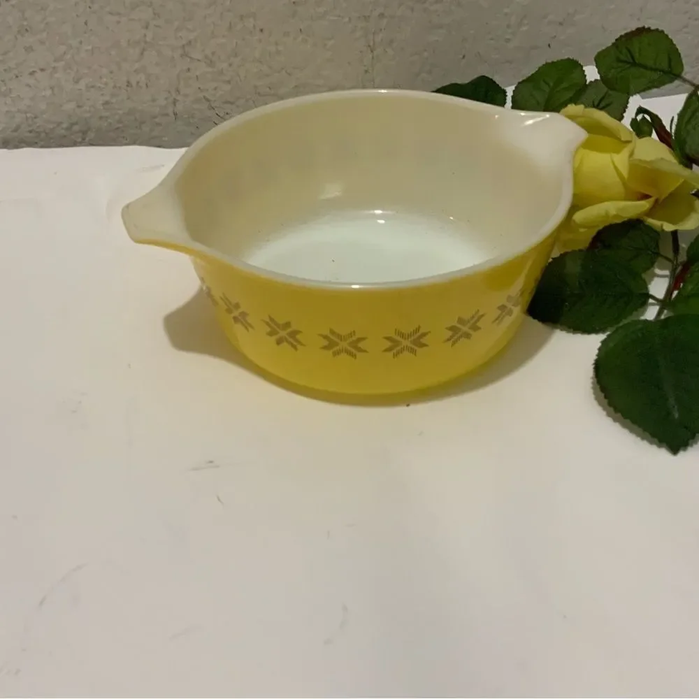 Vtg Pyrex Yellow 1 1/2 Pint Casserole/Baking Bowl 